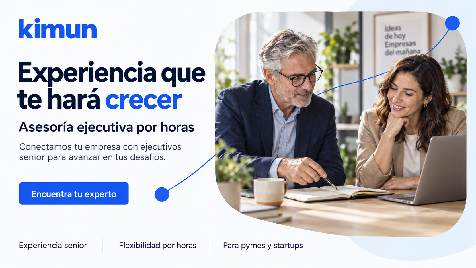 Una ejecutiva y un asesor senior revisan juntos una estrategia de negocio.